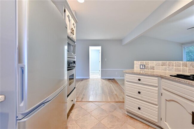 Building Photo - 2454 Drew Valley Rd NE