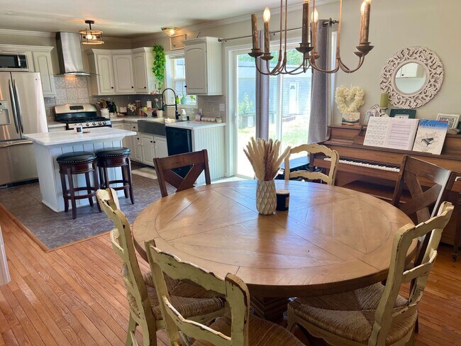 Building Photo - 4 Bed 2.5 Bath Plus Shop