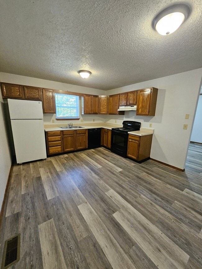 Building Photo - 3 Bedroom, 1 Bath House in Cute Neighborhood!