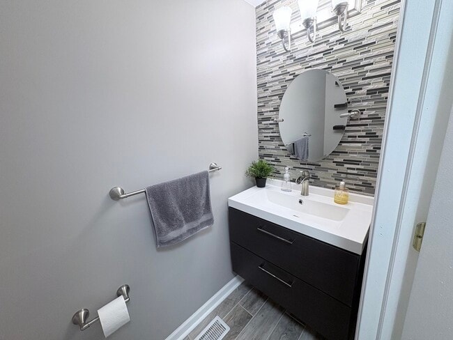 Building Photo - 1004 Longford Rd