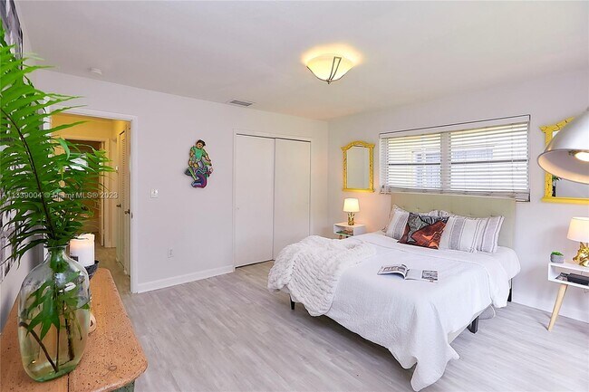 Building Photo - 411 NE 88th St