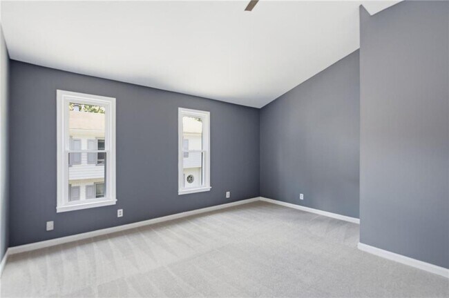 Building Photo - 856 St Charles Ave NE