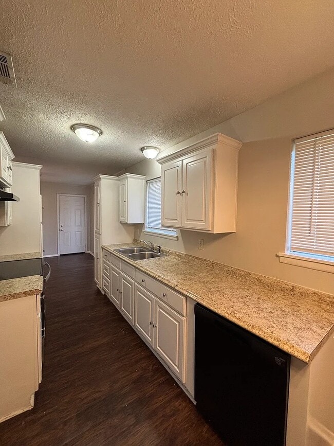 Building Photo - 1220 Twin Lakes Dr