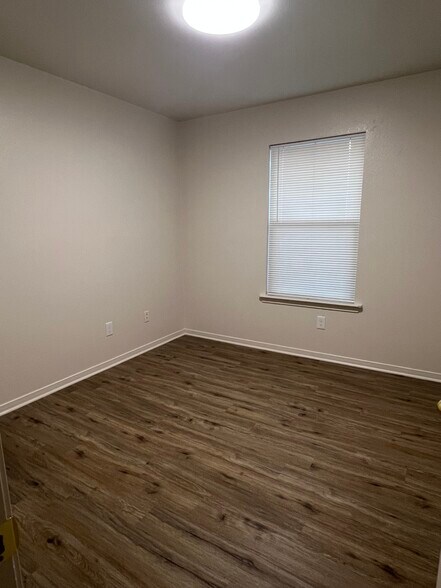 Building Photo - 409 Topeka Ct