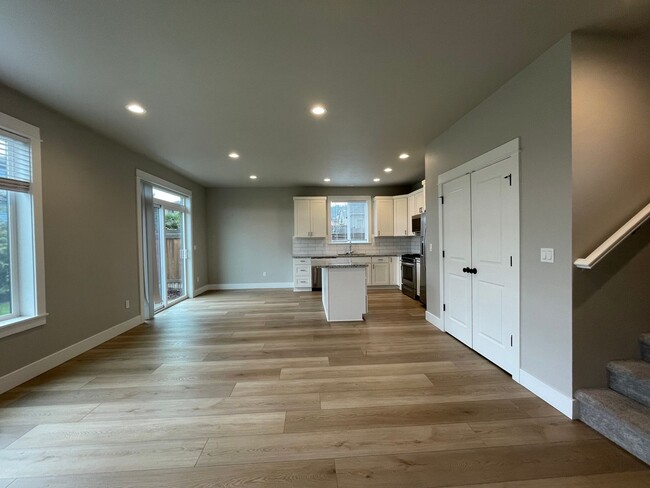 Building Photo - Modern Southwest Gresham Home - 4Bd 2.5Ba ...