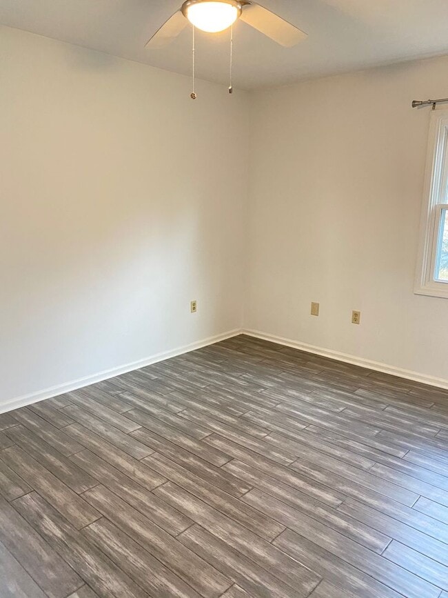 Building Photo - Conveniently located 4 bedroom, 2 bathroom...