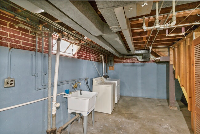 Building Photo - 7418 W Clarence Ave