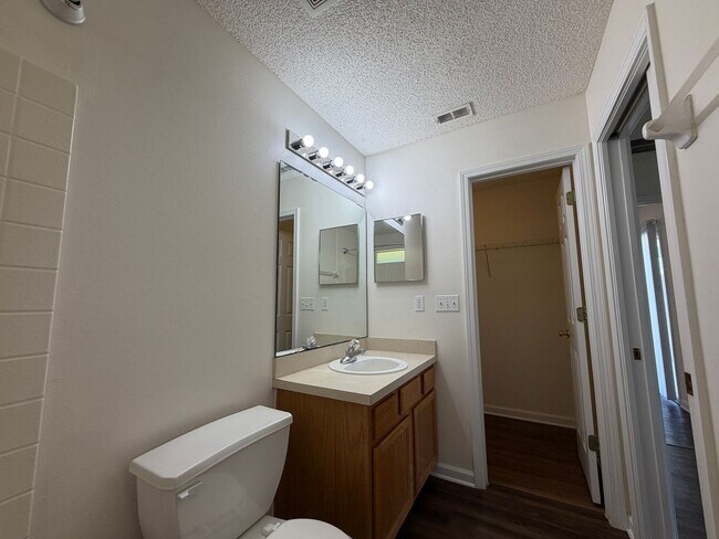Building Photo - Comfort, Convenience & a Fresh Start in Palm Coast!