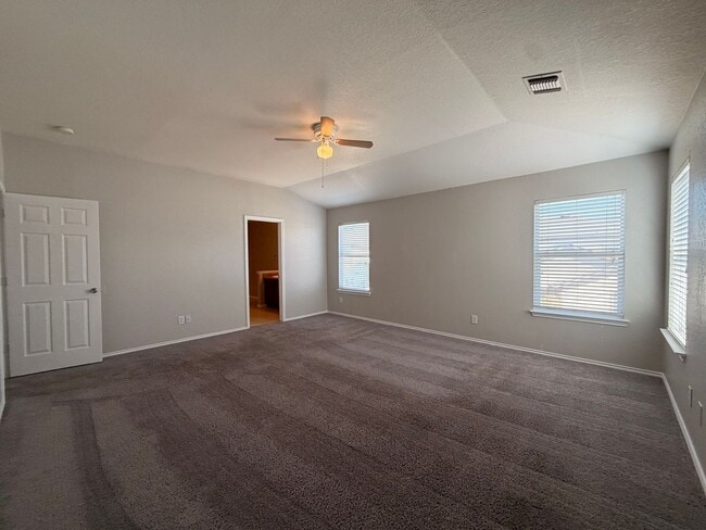 Building Photo - NICE 4 BEDROOM WITH EASY ACCESS TO LACKLAND AFB, SHOPPING, & SEA WORLD