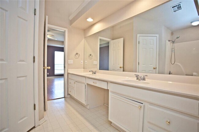 Building Photo - 281 Stein St