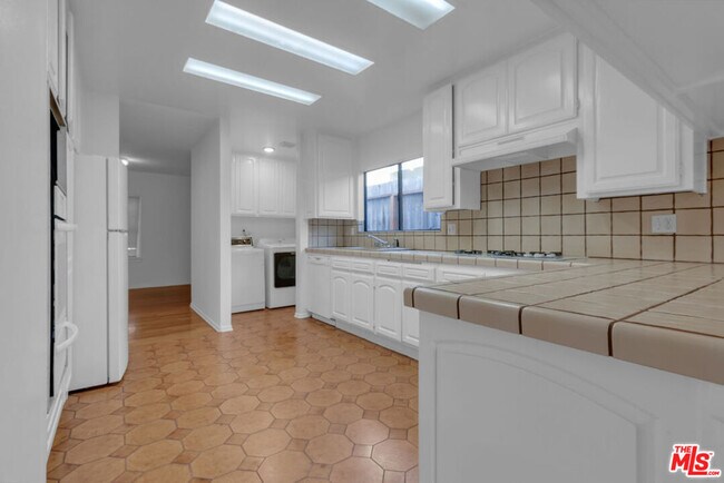 Building Photo - 152 S Kilkea Dr