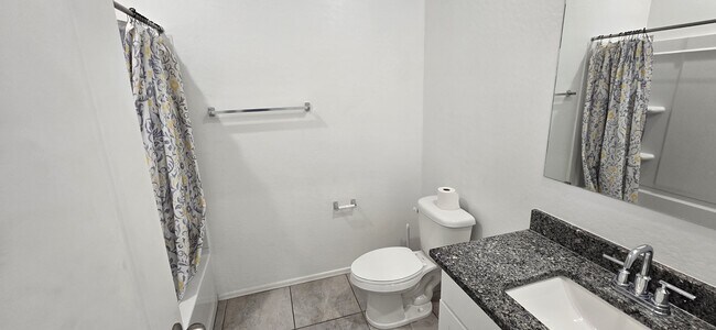 Building Photo - 1527 E Lardner Dr