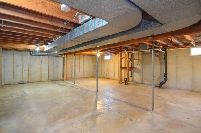 Building Photo - 825 Smits St