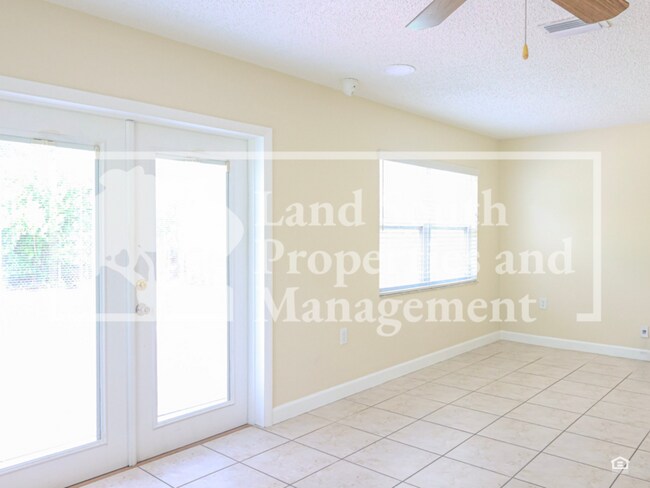 Building Photo - 631 Queens Loop N