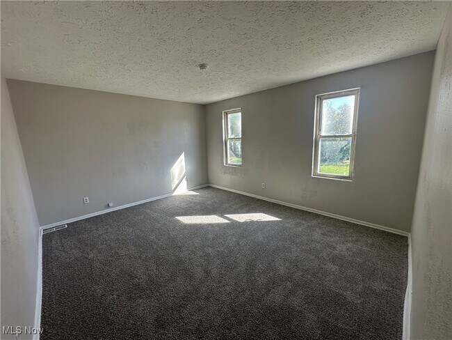 Building Photo - 1915 Maple Ave NE