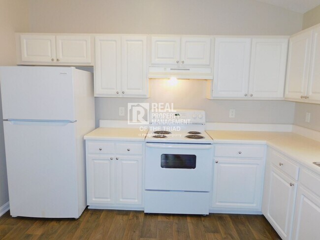 Building Photo - Beautiful 3BR/2BA Home in Southeast Greens...