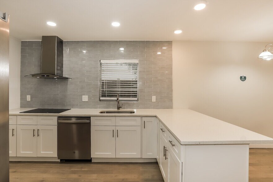 Building Photo - 412 Regal Park Dr
