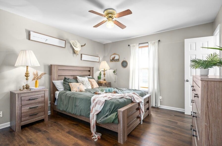 Building Photo - 1017 Bush Ave