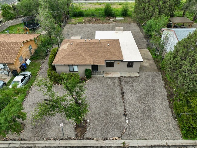 Building Photo - Price reduced. College students welcome in this 4 bedroom home!