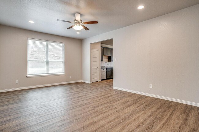 Building Photo - Move in Ready