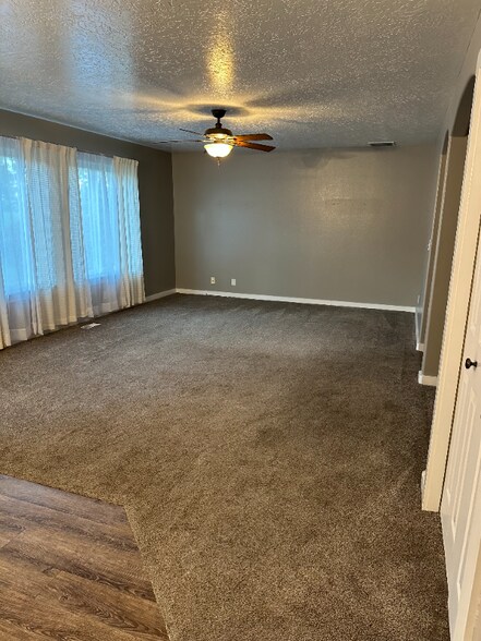 Building Photo - 2801 W Lost Rapids Dr