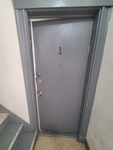 Building Photo - 10 Abbotsford St