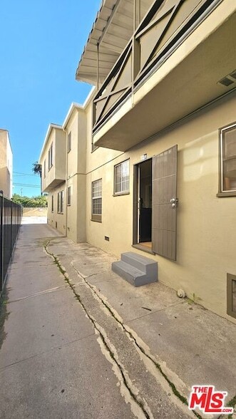 Building Photo - 1022 S Norton Ave