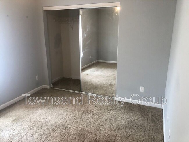 Building Photo - 1930 Gion St