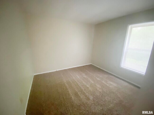 Building Photo - 5905 W Ridgecrest Dr