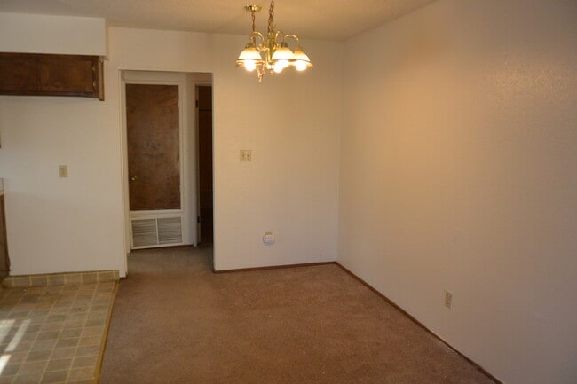 Building Photo - 2740 S Sallee Ct