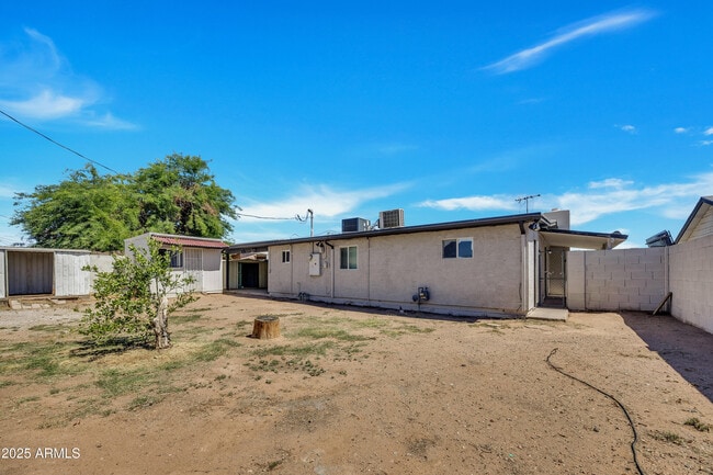 Building Photo - 102 W Holly Ln