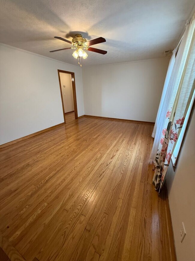 Building Photo - Charming 2 Bed, 1 Bath Triplex