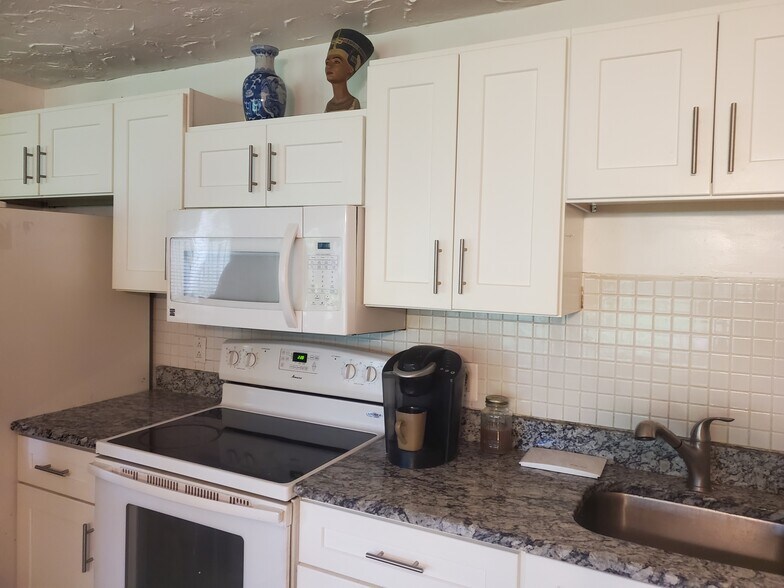 Building Photo - 25501 Edgecliff Dr