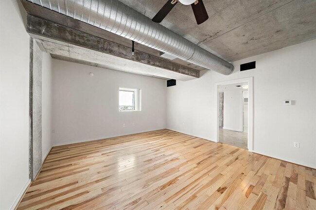 Building Photo - 2000 Bagby St