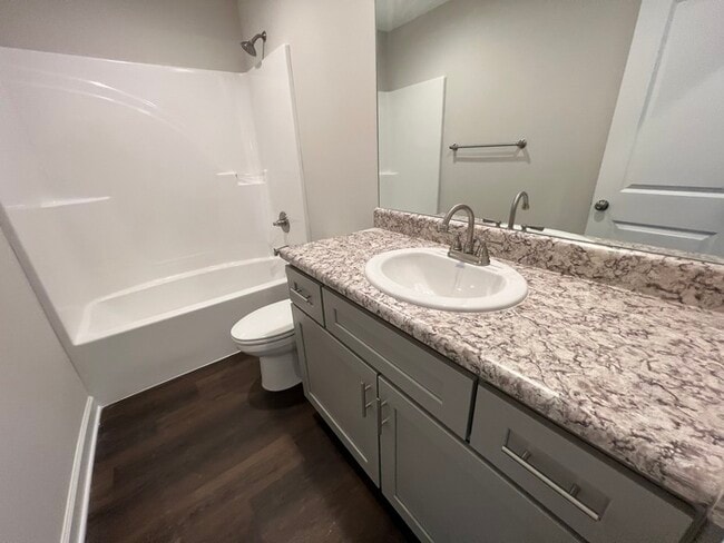 Building Photo - FIRST MONTH'S RENT FREE!