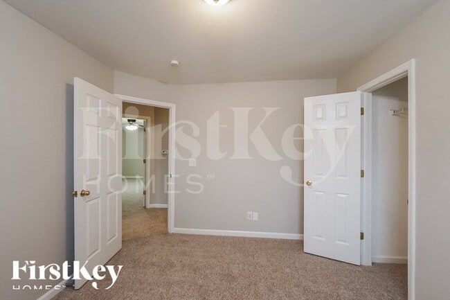 Building Photo - 400 Crooked Creek Ln