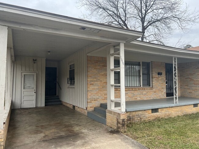 Building Photo - 1914 S Van Buren St