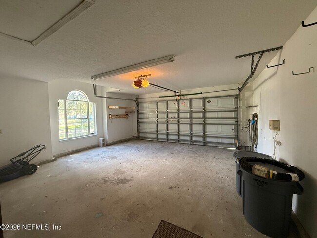 Building Photo - 2418 Hydrangea St