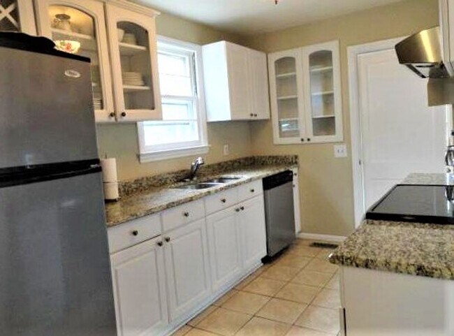 Building Photo - 1020 Elm Ave