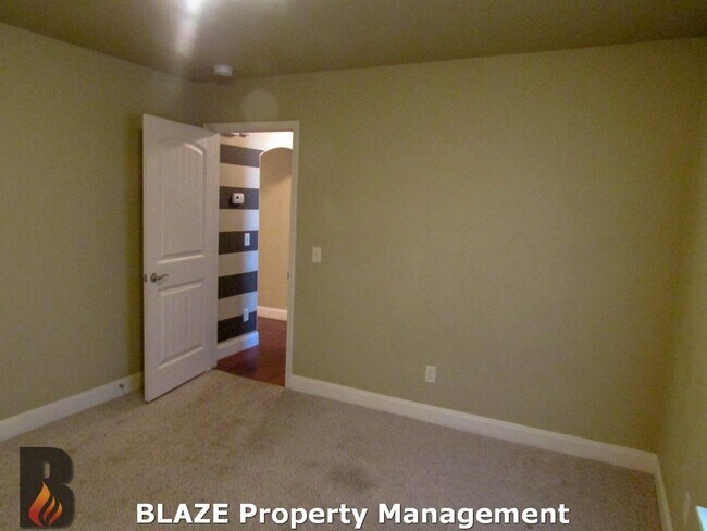 Building Photo - City View 4 Bedroom