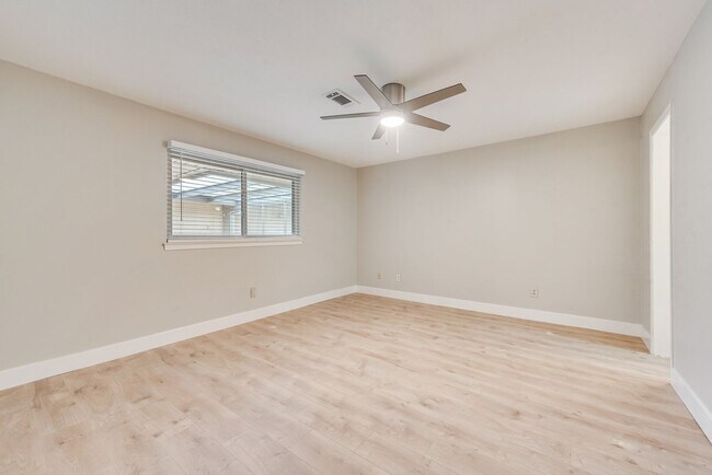 Building Photo - **Modern Elegance Meets Prime Location in Farmers Branch**