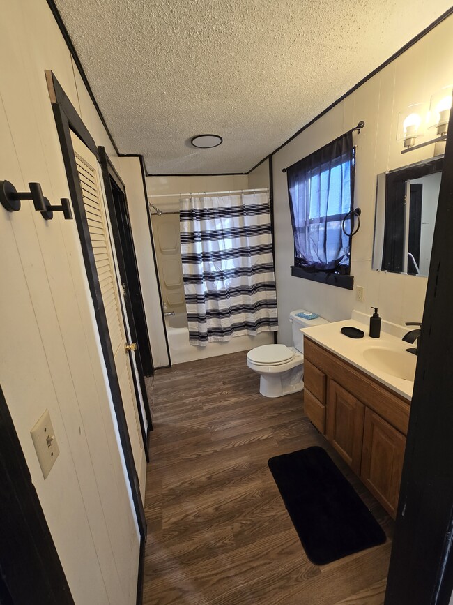 Building Photo - 1210 N Crain St