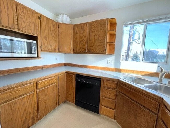 Building Photo - RARE FIND! Spacious and bright three bedroom apartment in South Anchorage with in unit laundry, f...