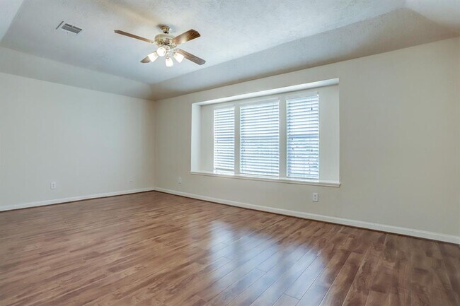 Building Photo - 2426 Linwood Dr