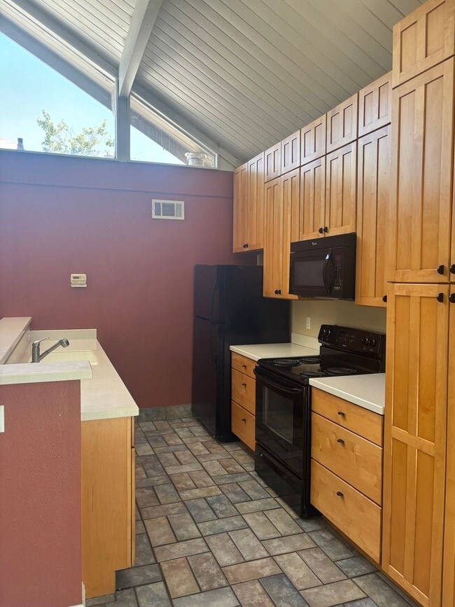 Building Photo - Lovely, 2 Bedroom 1.5 bath townhome nestle...