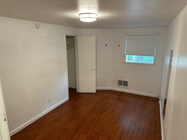 Building Photo - 704 19th Ave
