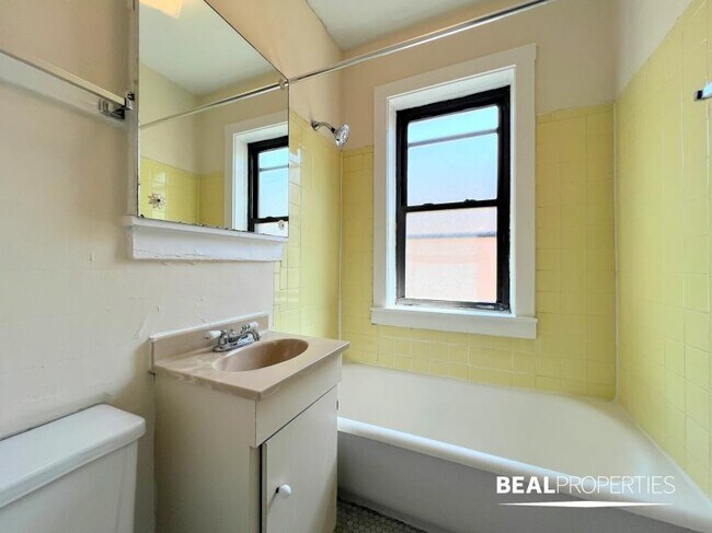 Building Photo - 1 bedroom in CHICAGO IL 60657