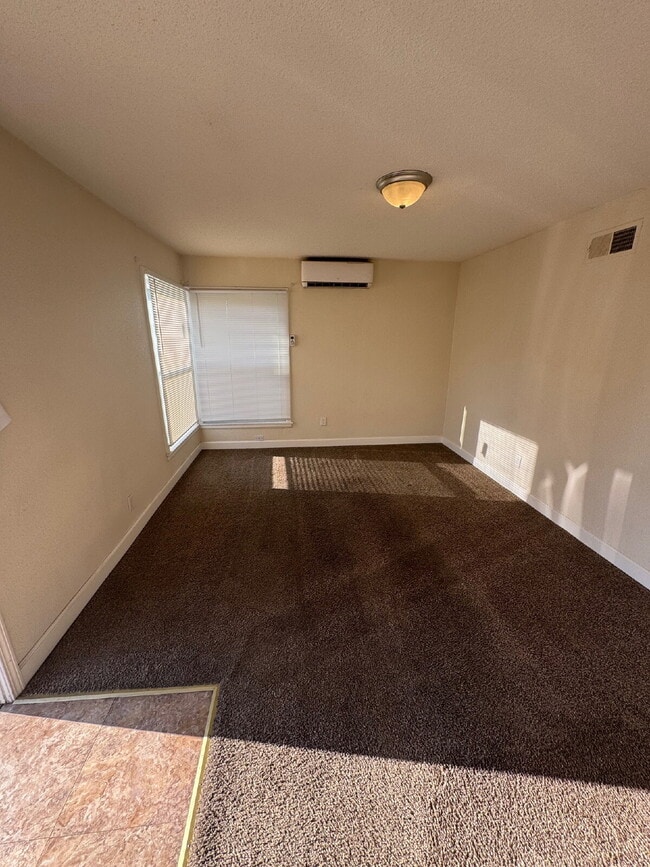 Building Photo - "Charming 1-Bedroom Retreat in the Heart o...