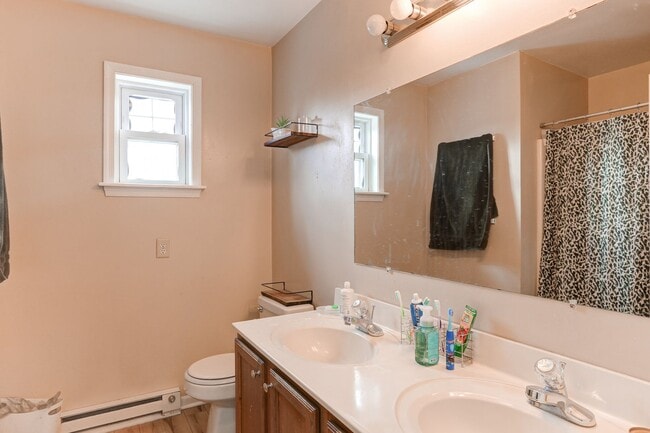 Building Photo - Three bedroom, one bathroom home in Dover