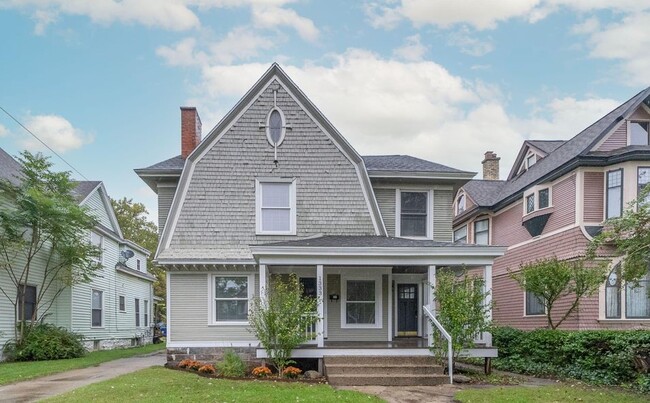 Primary Photo - 1333 Wealthy St SE
